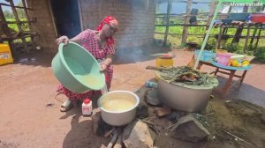 Дождливый день🌧 в нашем африканском доме. Но мне все равно пришлось испечь настоящую курицу матоке