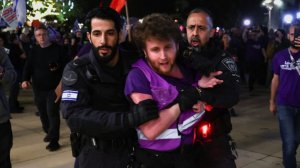 Антивоенный митинг в Тель-Авиве: толпы народа на улицах, десятки демонстрантов задержаны полицией