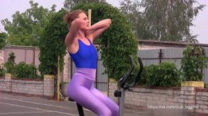 Элегантная девушка в Лосинах.Стильная и разнообразная женская одежда.