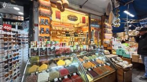 Стамбул Турция 2026 Прогулка по улице Истикляль уличная еда и атмосфера легкого дождя