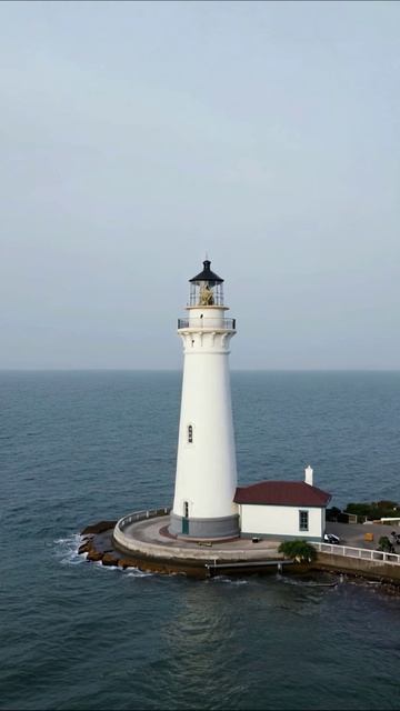 Маяк у моря: символ надежды и безопасности #маяк #море #пейзаж