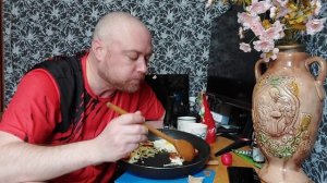 Мукбанг. Жареные сардельки с яйцами и макаронами.