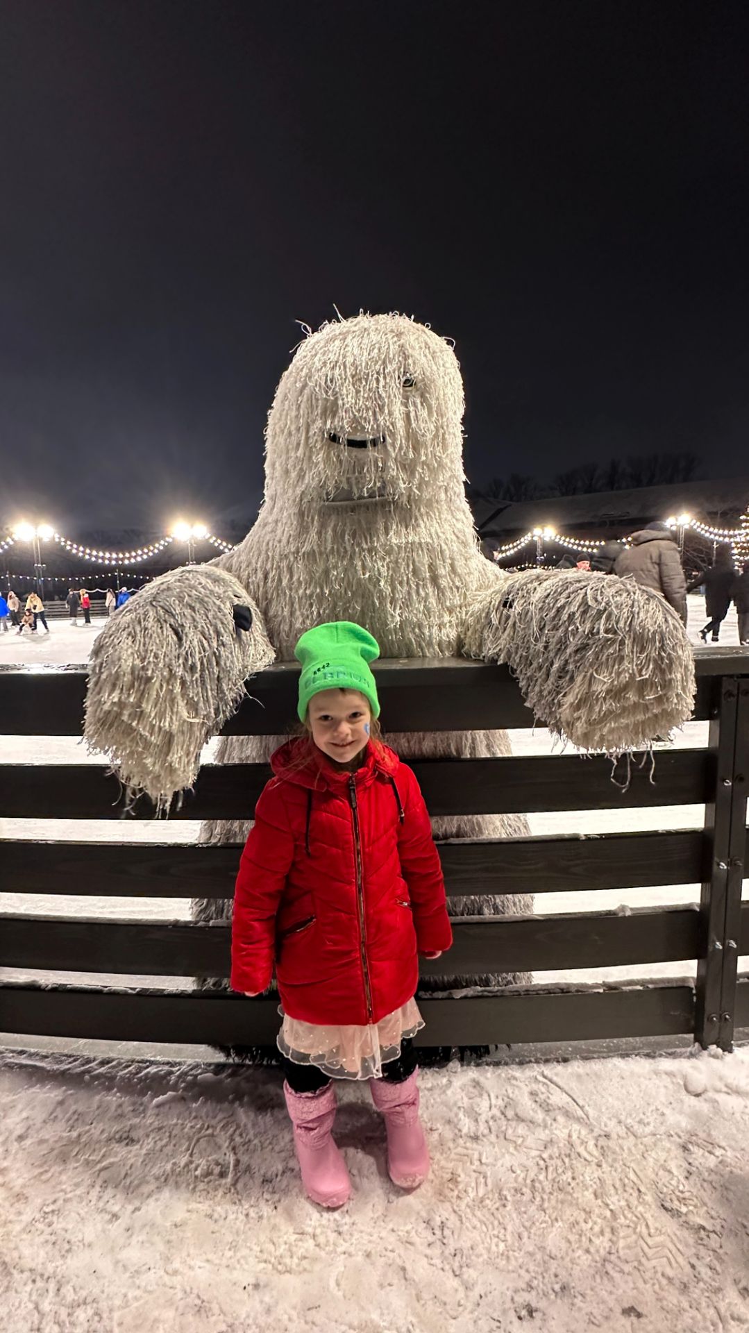 Арина и мама гуляют по новогоднему острову Новая Голландия