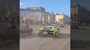 😏 Вчера в центре Ульяновска бюджетники устроили гонку на Lamborghini.  👉️