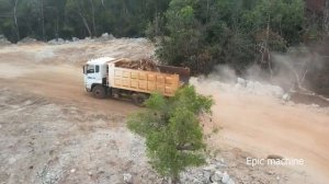 Засыпка территория под строительство . работает техника