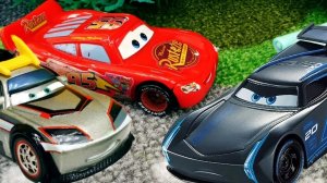 МУЛЬТИКИ ПРО МАШИНКИ 🚗 МОЛНИЯ МАКВИН И ЧЕРНЫЕ СЛЕДЫ НА АСФАЛЬТЕ. БАЛАНС НА ОСТРИЕ ЗАНОСОВ