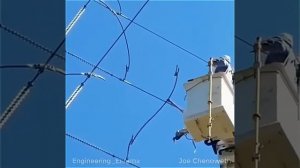 Вот так происходит обрезка высоковольтных проводов под напряжением.