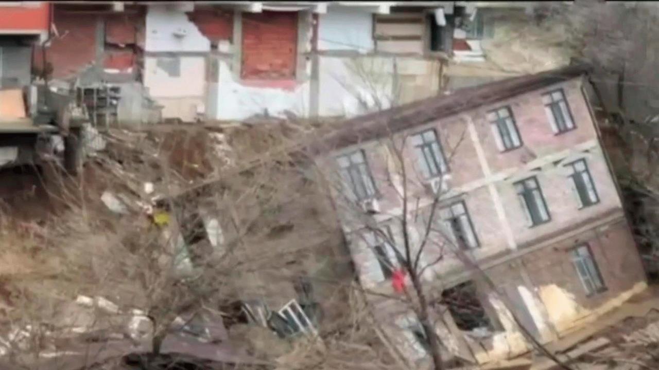 На глазах у очевидцев: опубликованы кадры обрушения жилого дома в Дагестане.