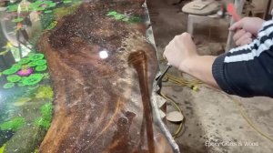 Секрет создания ярких рыбок кои на деревянном столе покрытом эпоксидной смолой