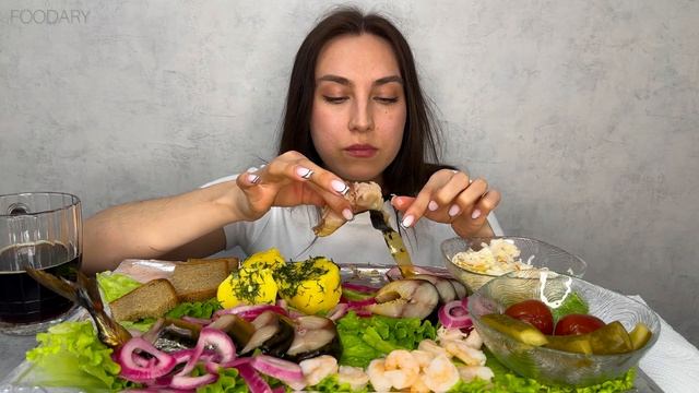 МУКБАНГ  СКУМБРИЯ С КАРТОШЕЧКОЙ СОЛЕНЬЯ КРЕВЕТКИ  ДАНЕТ