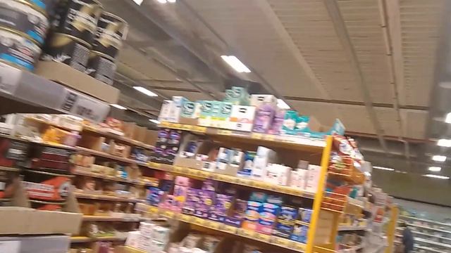 Вечерняя прогулка. Ищу парикмахерские где по дешевле.