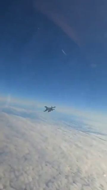 F-16 получил подзатыльник от Су-35