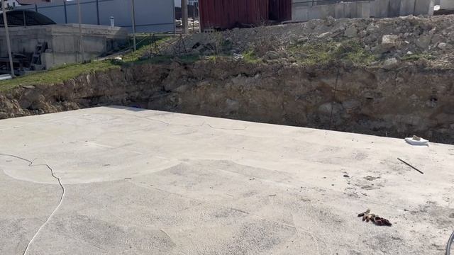 Строим дом в Анапе. Устанавливаем насос. Подготовка к укладке блоков ФБС.