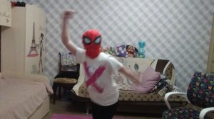 снемаю видео а на мою  ногу падает телефон