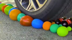 Машина переезжает разные цветные предметы.