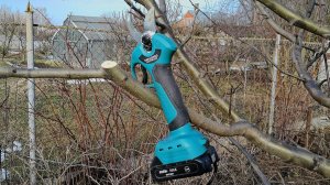 Обрезка аккумуляторным секатором