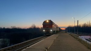 «На фоне триколор-заката» Тепловоз 2ТЭ116УД с перегоняемым ТГМ4Б-0931 и грузовым поездом на перегоне