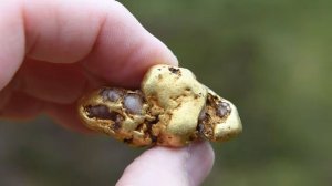 Отмыл в реке самородок зимой!