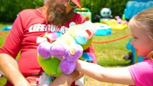 Настя и друзья делают гигантский слайм дома