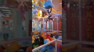 играем в автомат с игрушками 50 попыток