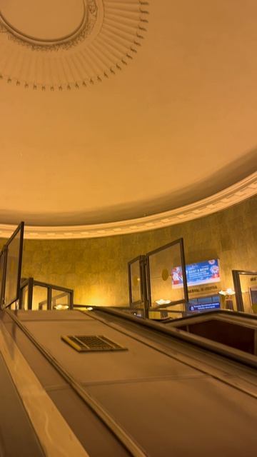 Кто катался на эскалаторе?