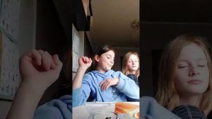 задаю вопросы старшей сестре