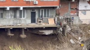 В Махачкале рухнул дом. Республику терзает второе по счету наводнение из-за обильных дождей.