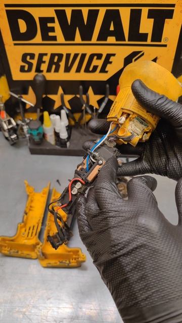 Отключается под нагрузкой ушм DeWALT DCG406 #tools #деволт #dewalt #dcg406