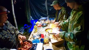 РЫБАЛКА и ОТДЫХ на КАРЕЛЬСКОМ БЕРЕГУ с НОЧЕВКОЙ ! ГОТОВИМ на КОСТРЕ в КАЗАНЕ . КЛЕВ ЩУКИ , ПЛОТВЫ !