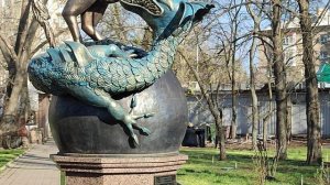 конь не одобряет действия всадника - георгий победоносец в парке кованых фигур