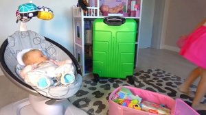 СОФУНЬЯ ШАЛУНЬЯ - СОФИЯ СОБИРАЕТ ЧЕМОДАН ДЛЯ МАЛЕНЬКОЙ СЕСТРЫ.