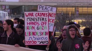 На улицы Тель-Авива вышли сотни людей с призывами прекратить боевые действия.