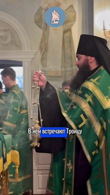  Вы когда-нибудь замечали что облачения священников в храме меняют цвет?