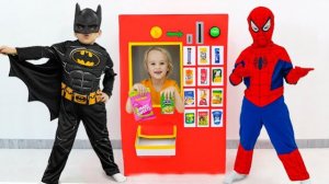Крис и супергерои - торговый автомат. История игрушек для детей!