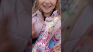 Купила мороженое с шариками (извините что так долго не была) - видео от кот🐱