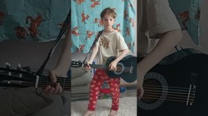 Я играю сложную песню на гитаре