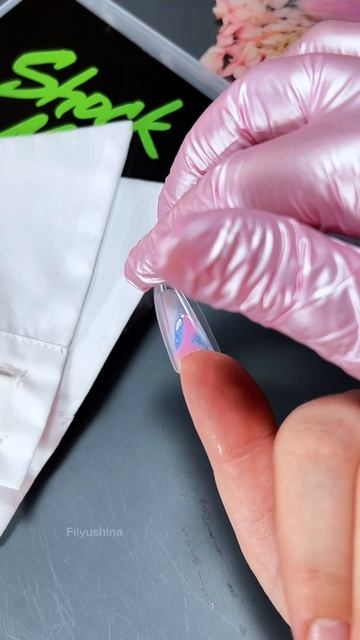 Угадайте, сколько цветов в одном ногте? 🎨
Голубой + розовый + молочный = 💙💗🤍
Техника «накидал-отпеча