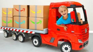 Дети играют с игрушечными грузовиками и доставляют посылки – Лучшие истории для детей!