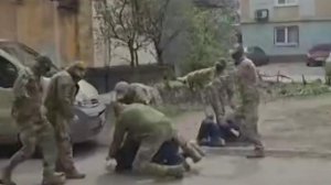 На Украине военкомы брызнули газом в машину, где находились беременная женщина.