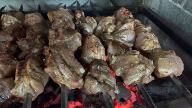 Очень красивый и вкусный шашлычок свинина рёбрышки свиные и баранина смотреть онлайн