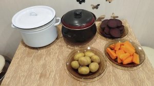 Занимаюсь домашними делами- убираюсь, стираю,  мою шкаф.