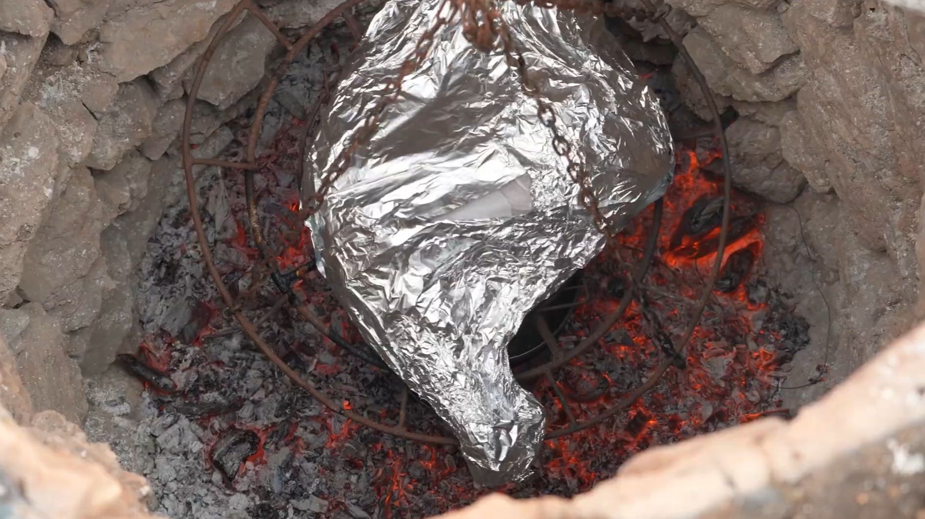 Говяжья нога на углях и тушенка. Готовим на природе.