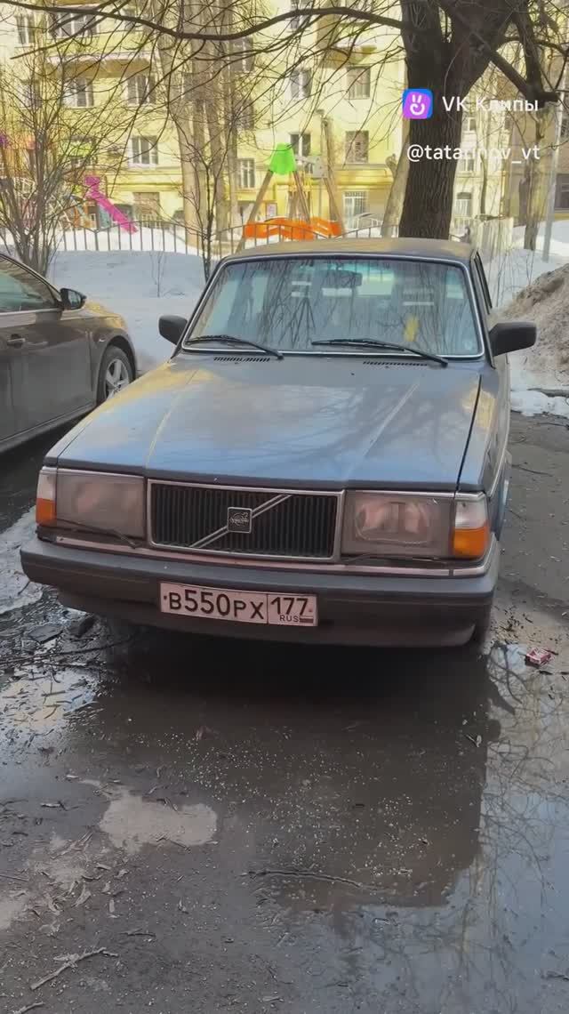 Старый Вольво в центре Москвы.