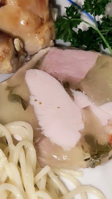 ЗЕЛЬЦ,КУРИНЫЕ НОЖКИ С СПАГЕТТИ , САЛАТ, ЗЕЛЕНЬ, СОУС КИСЛО-СЛАДКИЙ