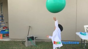 BLOWING UP GIANT BALLOON Baking Soda and Vinegar Experiment for kids