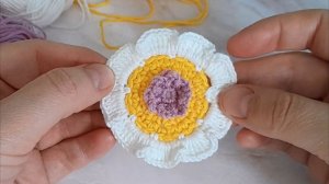 Снова аппликация.  На этот раз винтажный цветок крючком