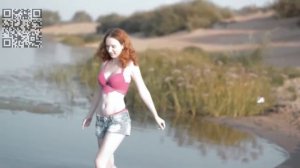 Девушка на песке