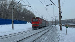 «Приветливый!» Электровоз «Синара» 3ЭС6-1360 с грузовым поездом на перегоне, 2026 год