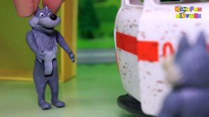 Видео про игрушки Герои в масках и Маша - Серые в квадрате! мультики для детей 2021 смотреть онлайн.