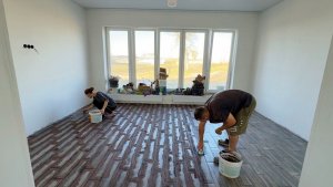 У нас пополнение. Затираем плитку в спальне. Делаем ремонт своими руками. Строим дом в деревне.